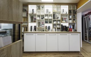 Meuble d’exposition sur mesure pour showroom de fenêtres