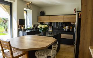 Réalisation complète d’une cuisine noire et bois par Profil Aménagement