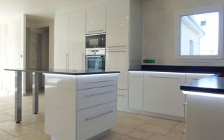 Réalisation complète d’une cuisine avec façades blanc laqué par Profil Aménagement