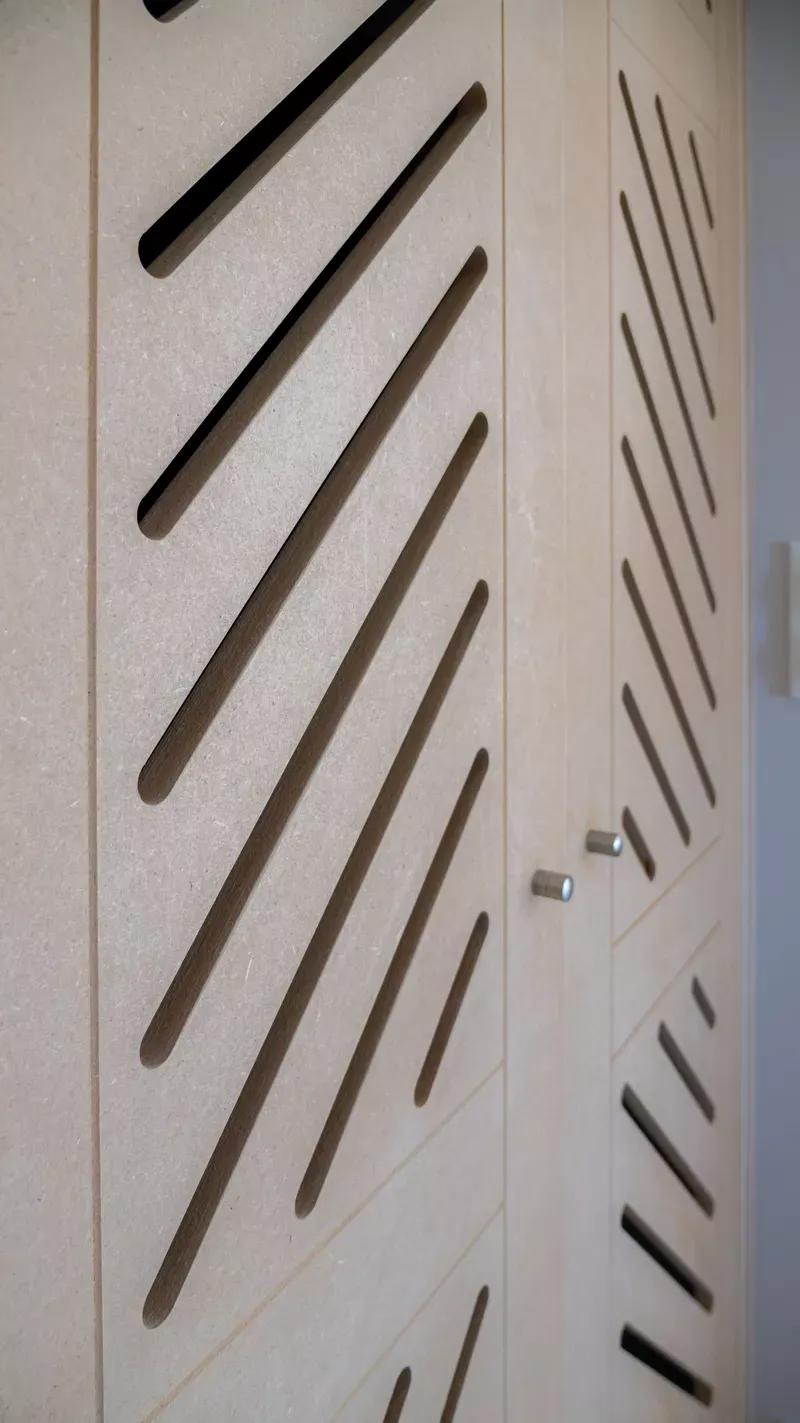 Pose de porte en bois pour placard