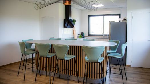 Réalisation complète d’un bar à manger avec chaises par Profil Aménagement
