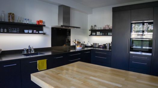 Réalisation complète d’une cuisine moderne noire par Profil Aménagement