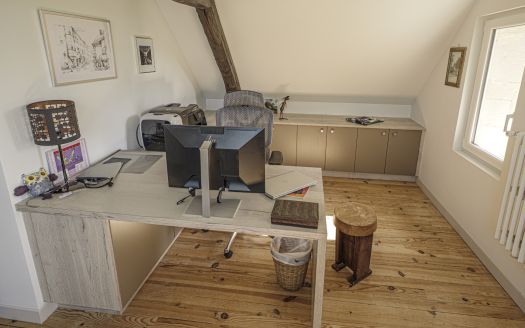 Bureau sur mesure sous combles avec rangements intégrés