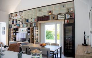 Réalisation complète d’une bibliothèque sur-mesure avec meuble TV par Profil Aménagement