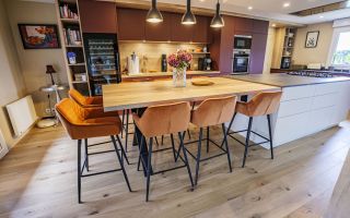 Cuisine sur mesure terracotta avec îlot central et rangements optimisés