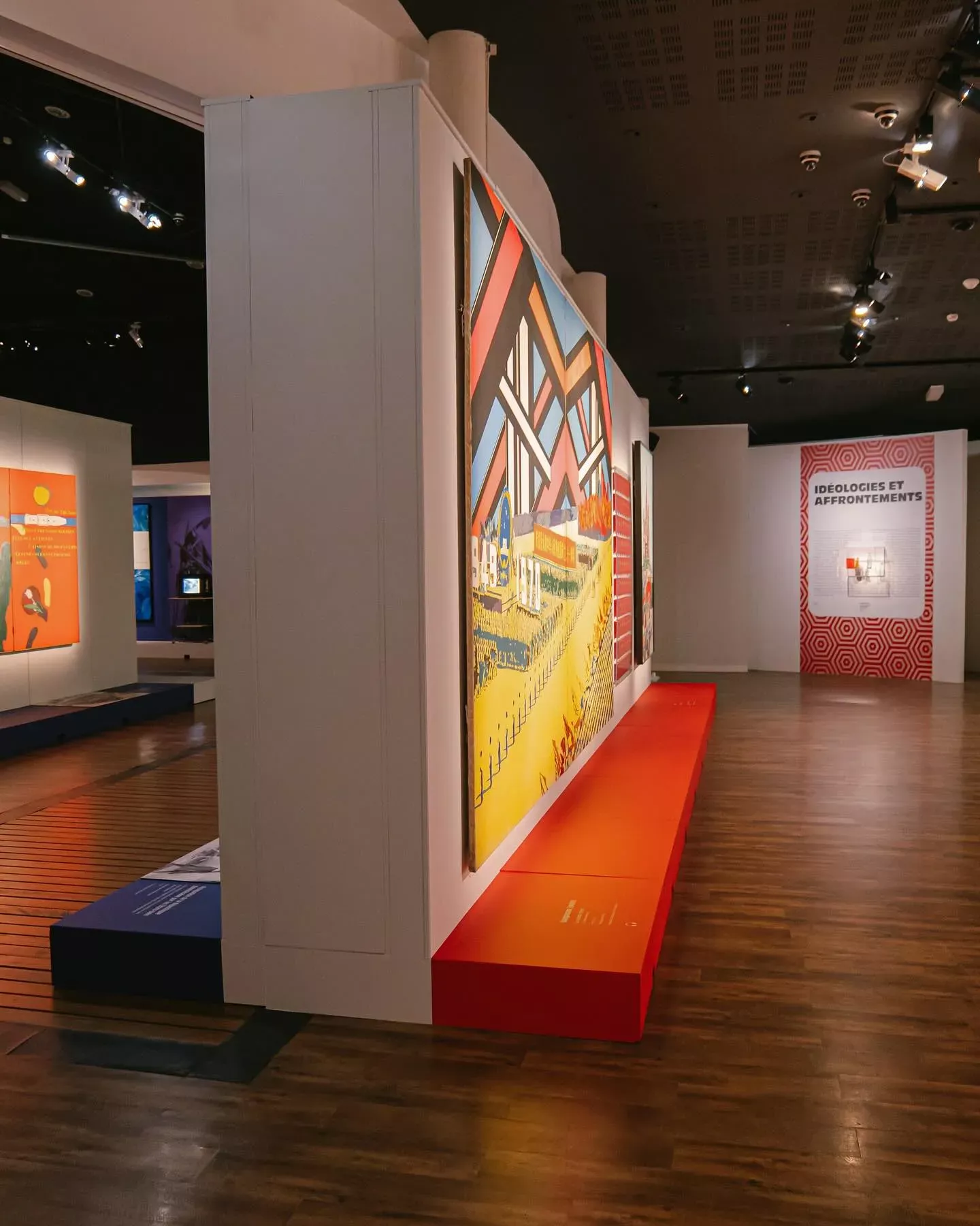 Cloison musée orange