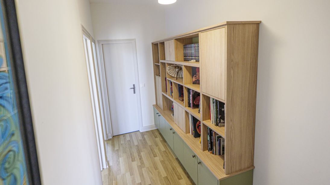 Bibliothèque sur mesure pour couloir étroit à Évrecy