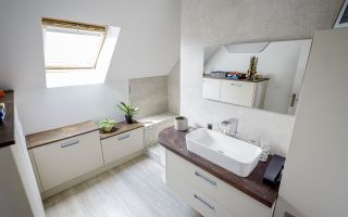 Découvrez une salle de bain sur mesure alliant modernité et fonctionnalité