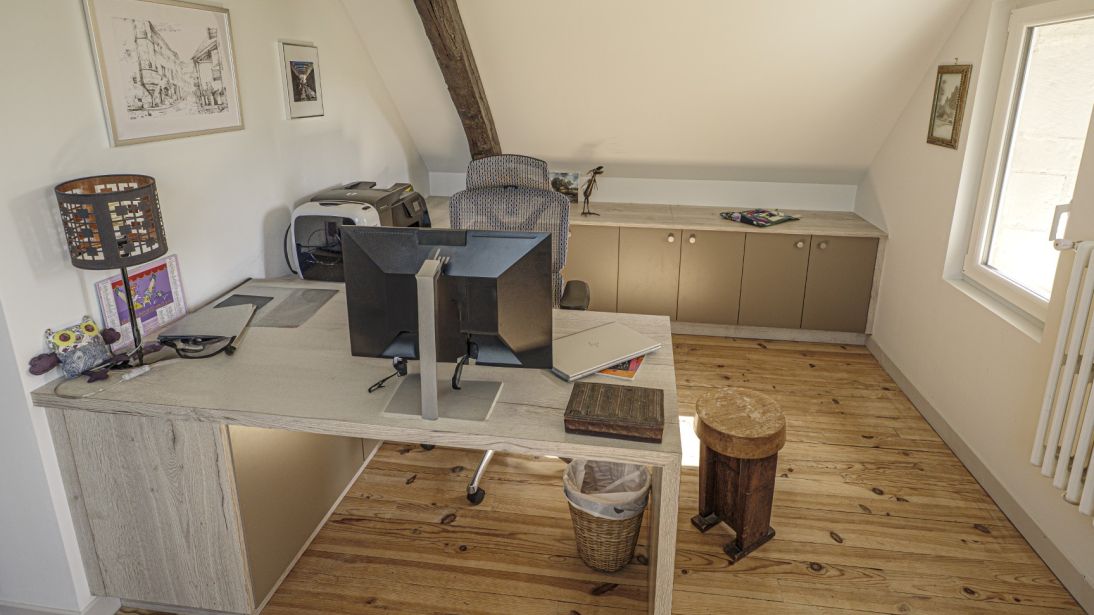 Bureau sur mesure sous combles avec rangements intégrés