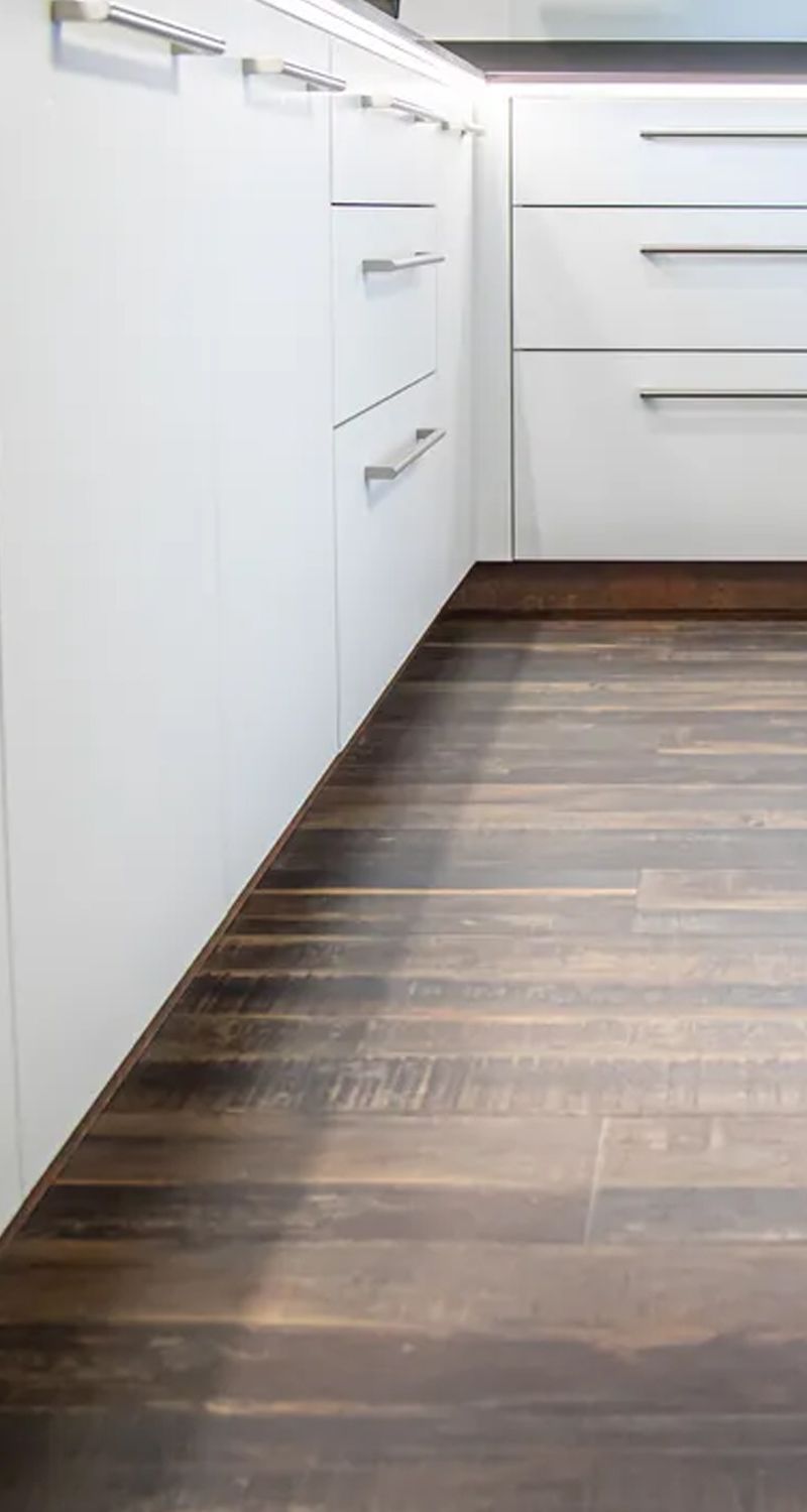 Pose d'un parquet sombre 
