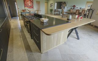 Cuisine sur mesure en bois et noir : Élégance et fonctionnalité en Manche (50)