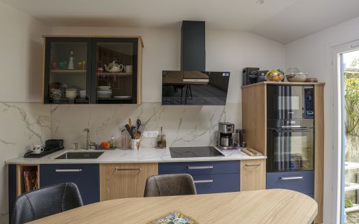 Cuisine sur mesure moderne bois et bleu