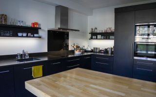 Réalisation complète d’une cuisine moderne noire par Profil Aménagement