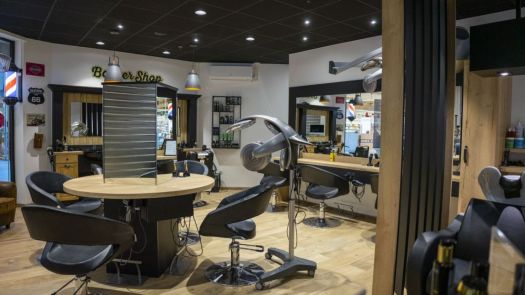 Réalisation complète de l’agencement du salon Ac’tifs, coiffeur et barber shop à Argences (14) par Profil Aménagement