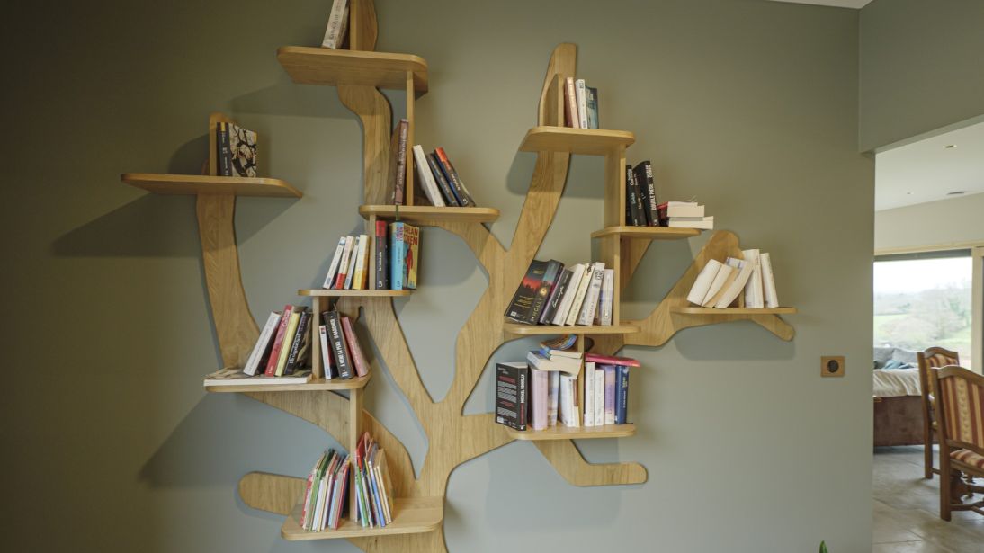 Une bibliothèque sur mesure en forme d’arbre