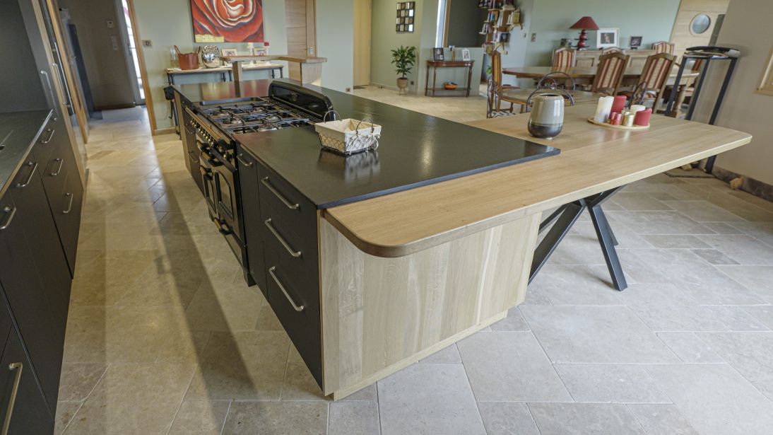 Cuisine sur mesure en bois et noir : Élégance et fonctionnalité en Manche (50)