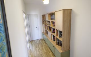 Bibliothèque sur mesure pour couloir étroit à Évrecy