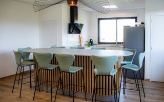 Réalisation complète d’un bar à manger avec chaises par Profil Aménagement