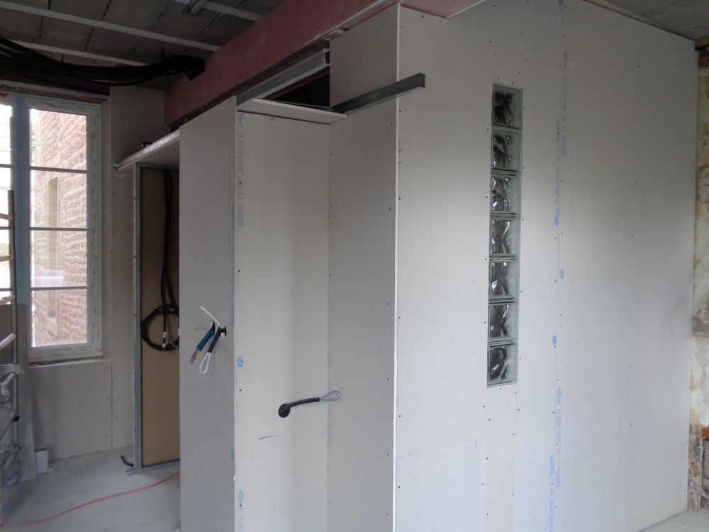 Cloison pendant la construction d'une maison