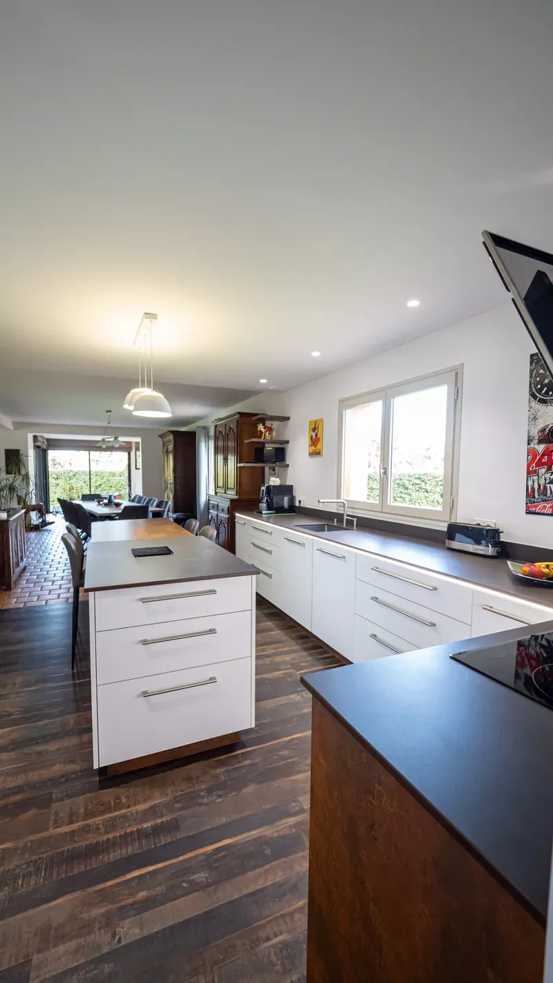 Cuisine ouverture avec parquet sombre