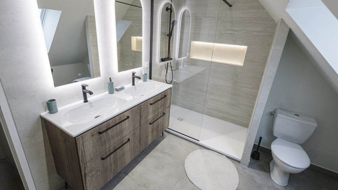 Meuble de salle de bain sur mesure au style bois naturel