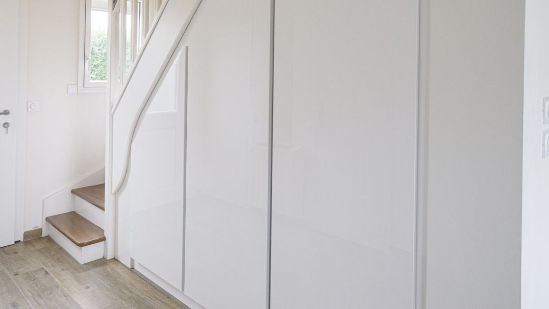 Placard sous escalier sur mesure avec façades laquées blanches