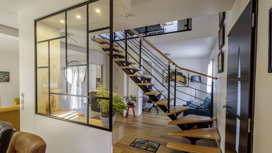 Une cloison sur mesure avec verrière pour un intérieur unique