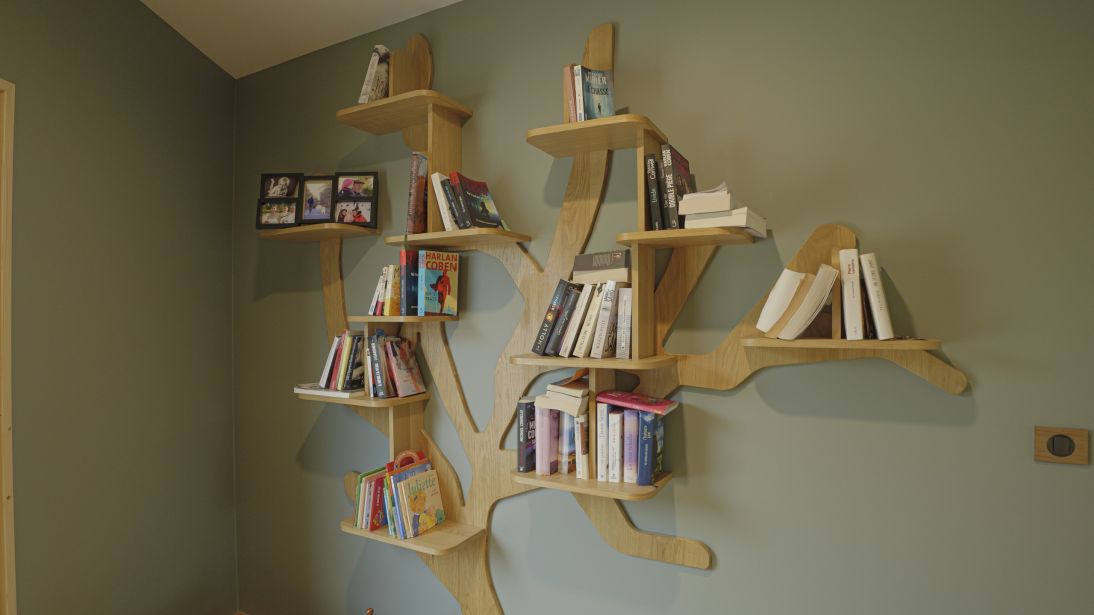 Une bibliothèque sur mesure en forme d’arbre : un design unique et fonctionnel