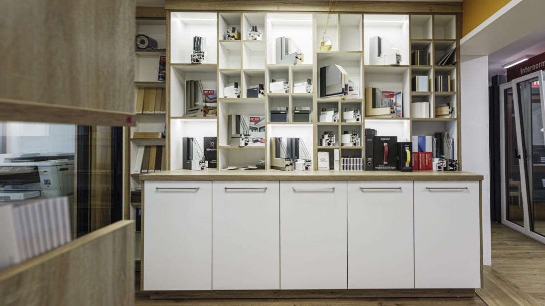 Meuble d’exposition sur mesure pour showroom de fenêtres