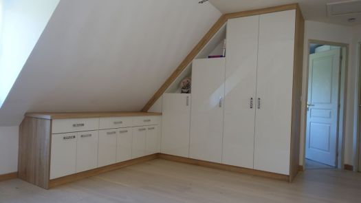 Réalisation complète d’une bibliothèque-dressing sur-mesure par Profil Aménagement