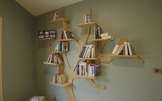 Une bibliothèque sur mesure en forme d’arbre : un design unique et fonctionnel